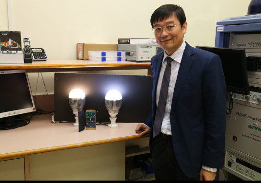 可準確調節LED照明光暗度和色溫的智能系統，能準確調教黃白光的轉換和光暗度. 是研究團隊一項重要的理論和技術的突破